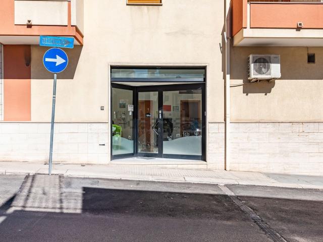 Locale Commerciale in vendita a Puglia, Bari