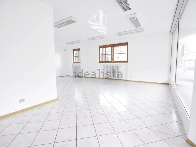 Locale Commerciale in vendita a Überetsch-Unterland - Oltradige-Bassa Atesina, Ora