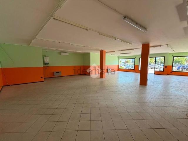 Locale Commerciale in vendita a Gaiarine, Veneto