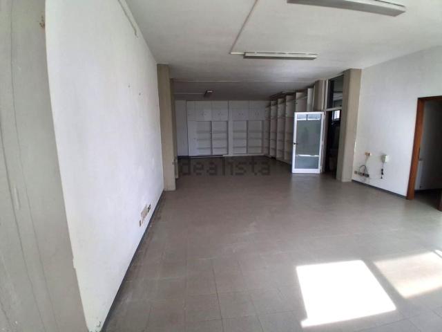 Locale Commerciale in vendita a Santissima Annunziata, Bagni Di Lucca Ponte
