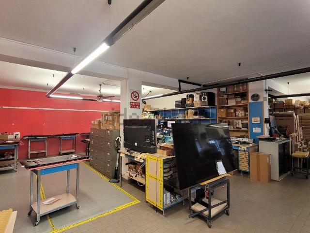 Locale Commerciale in vendita a Como, Lombardia