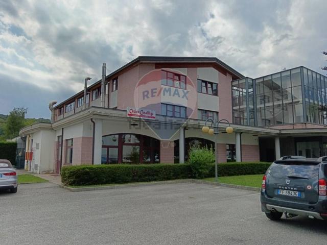 Locale Commerciale in vendita a Alpago, Pieve D'alpago