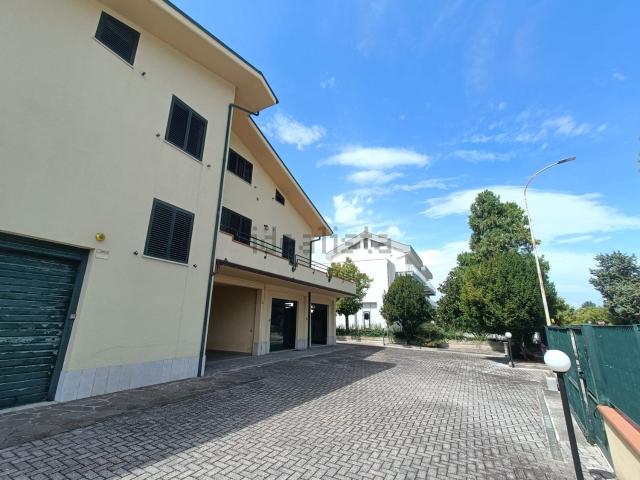 Locale Commerciale in vendita a Castelferretti, Falconara Marittima