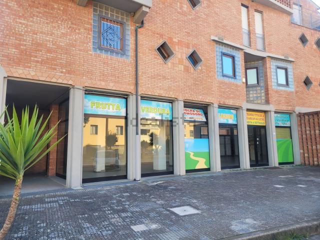 Locale Commerciale in vendita a Marche, Ancona