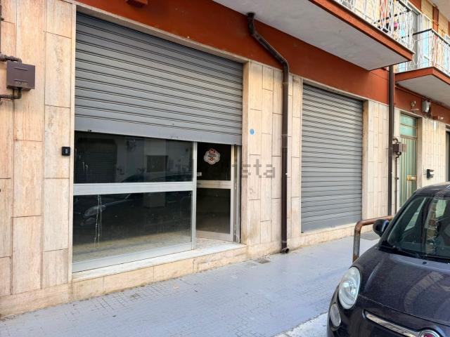 Locale Commerciale in vendita a Puglia, Bari