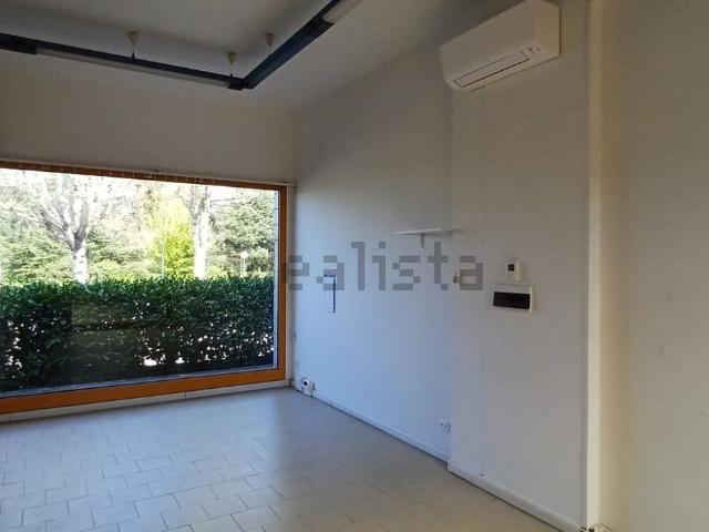 Locale Commerciale in vendita a Unione dei comuni Valli del Reno, Lavino e Samoggia, Zola Predosa