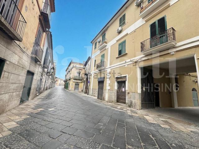 Locale Commerciale in vendita a Sant'Andrea dei Lagni, Santa Maria Capua