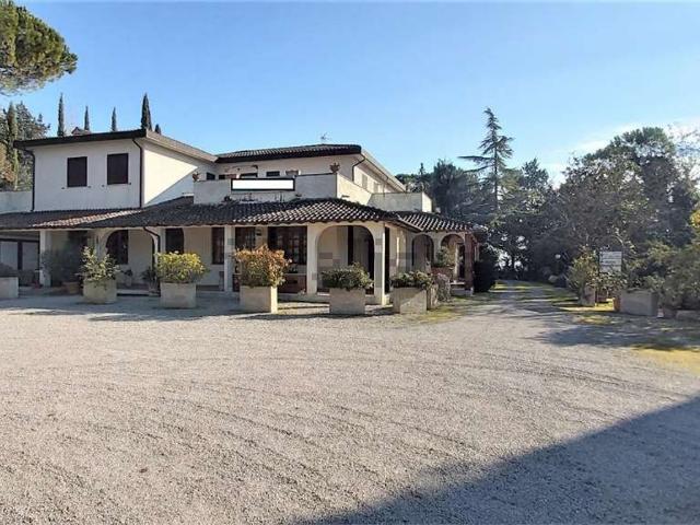 Locale Commerciale in vendita a Magione, Umbria