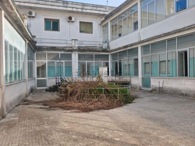 Locale Commerciale in vendita a Puglia, Lecce