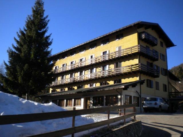 Locale Commerciale in vendita a Magnifica Comunità degli Altipiani Cimbri, Folgaria