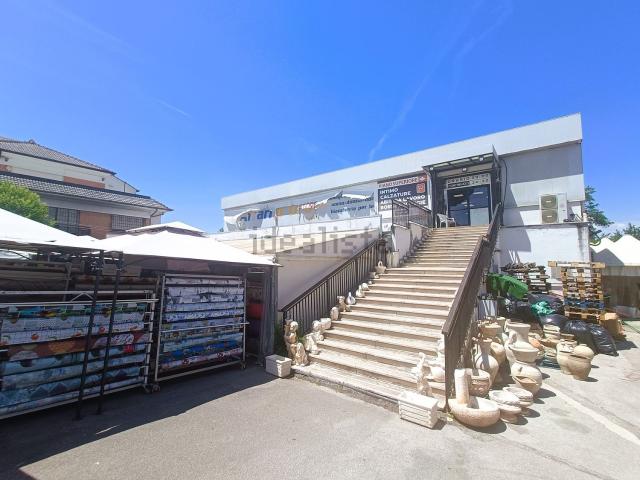 Locale Commerciale in vendita a Lido Azzurro, Terracina