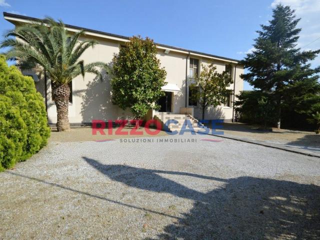 Locale Commerciale in vendita a Calabria, Cosenza
