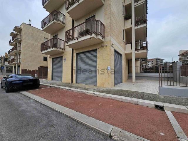 Locale Commerciale in vendita a Puglia, Bari