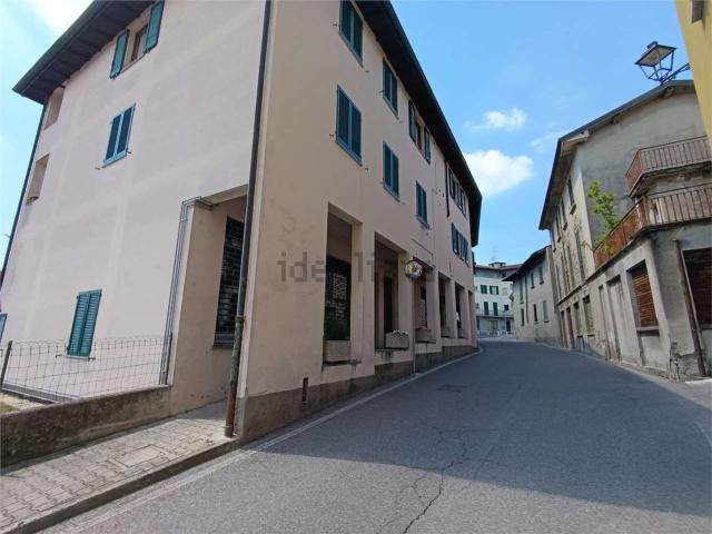 Locale Commerciale in vendita a Barzago, Lombardia