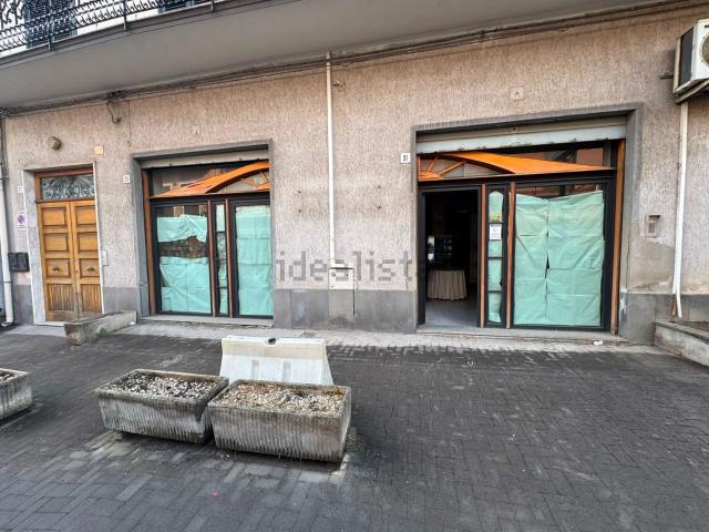 Locale Commerciale in vendita a Aci Sant'antonio, Sicilia