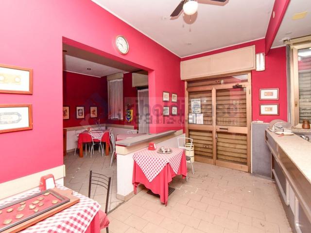 Locale Commerciale in vendita a Cesano Maderno, Monza e della Brianza