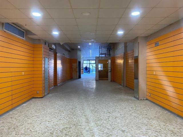 Locale Commerciale in vendita a Municipio 2, Puglia