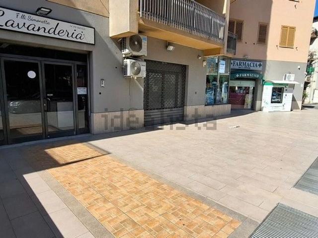 Locale Commerciale in vendita a Carini, Sicilia