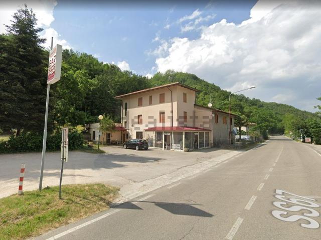 Locale Commerciale in vendita a Unione di Comuni della Romagna Forlivese, Rocca San Casciano