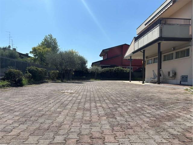 Locale Commerciale in vendita a Povegliano Veronese, Verona