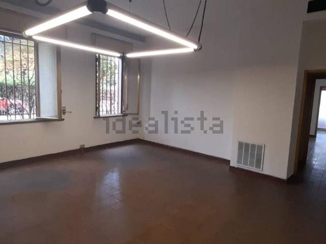Locale Commerciale in vendita a Gallarate, Lombardia