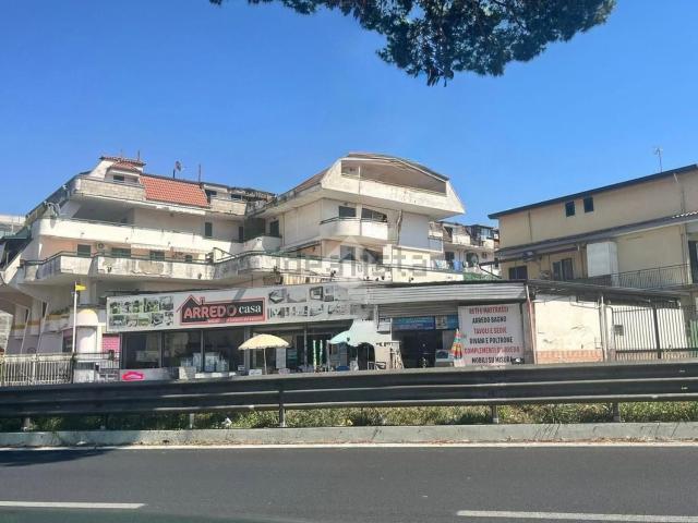 Locale Commerciale in vendita a Municipalità 7, San Pietro A Patierno