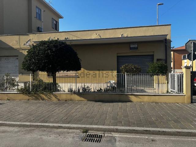 Locale Commerciale in vendita a Corva, Marche