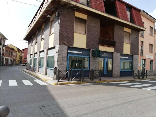 Locale Commerciale in vendita a Gaggiolo, Piemonte