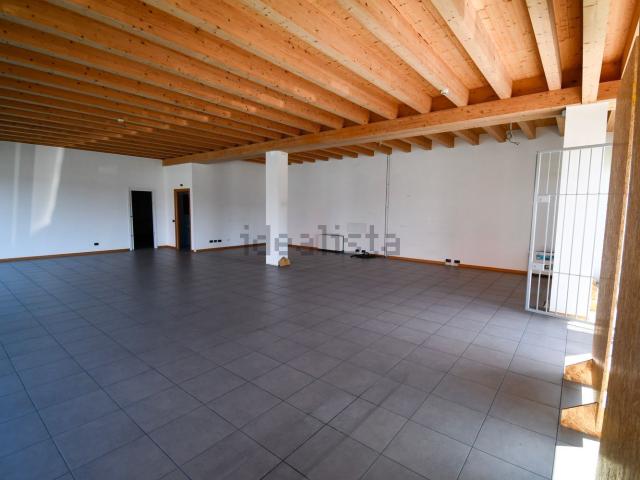 Locale Commerciale in vendita a Bolgare, Lombardia