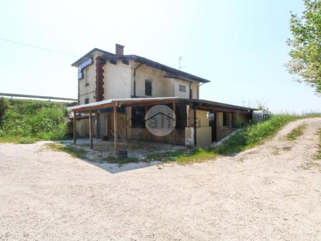 Locale Commerciale in vendita a Canneto Sull'oglio, Lombardia