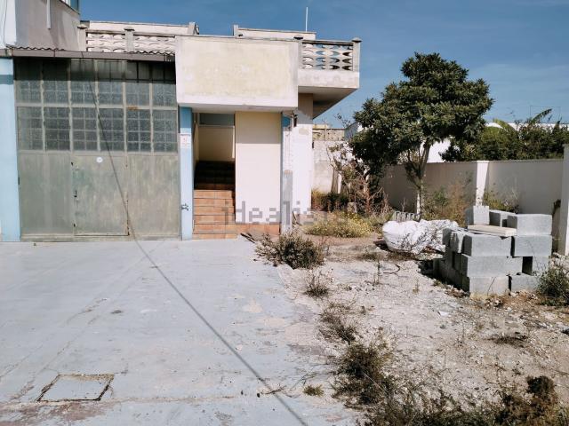Locale Commerciale in vendita a Puglia, Lecce