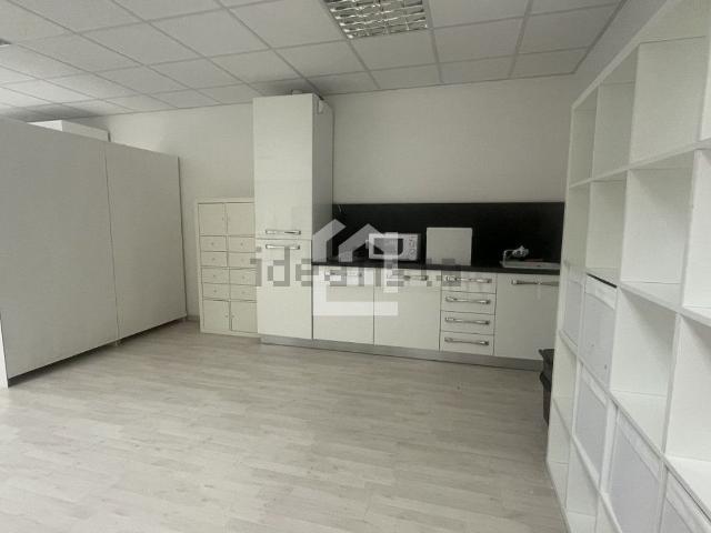 Locale Commerciale in vendita a Montinelle, Manerba Del Garda
