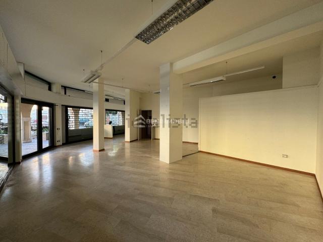 Locale Commerciale in vendita a Rezzato, Lombardia