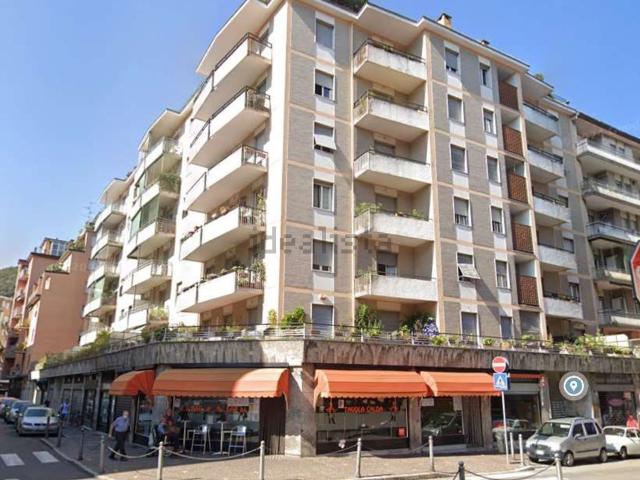 Locale Commerciale in vendita a Caserme, Como