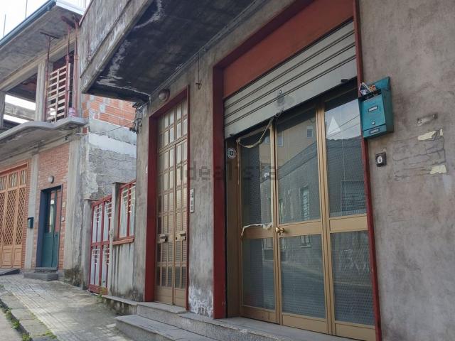 Locale Commerciale in vendita a Belpasso, Sicilia