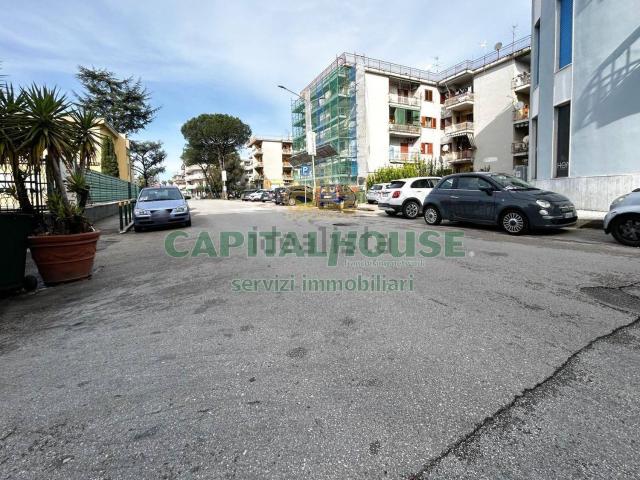 Locale Commerciale in vendita a Nola, Campania