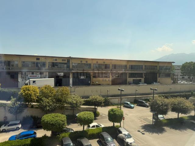 Locale Commerciale in vendita a Casalnuovo Di Napoli, Campania