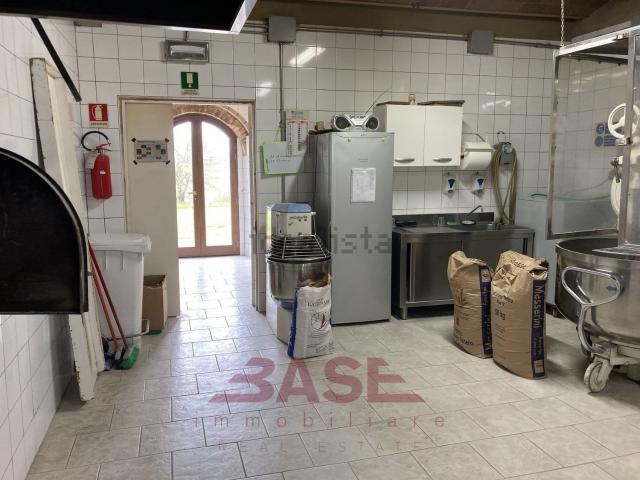 Locale Commerciale in vendita a Cecina, Toscana