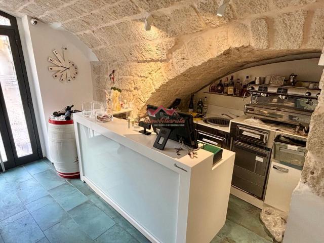 Locale Commerciale in vendita a Valenzano San Lorenzo, Puglia