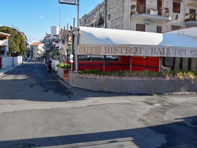 Locale Commerciale in vendita a Chianchitta, Giardini Naxos