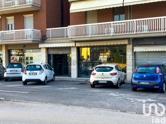 Locale Commerciale in vendita a Santa Lucia, Bastia Umbra