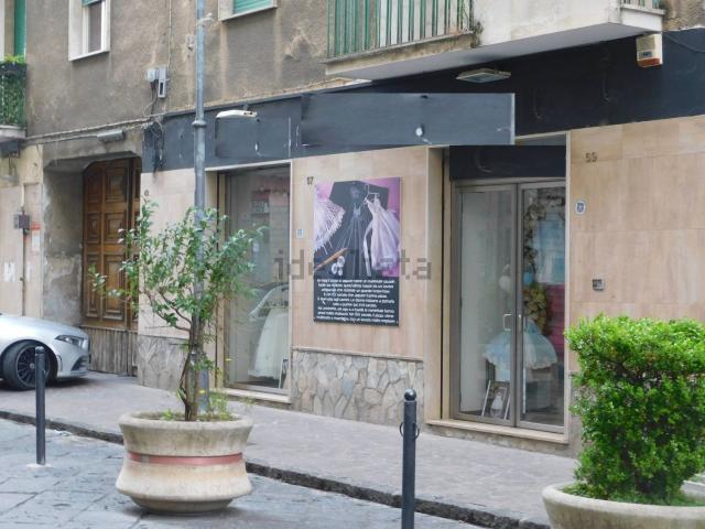 Locale Commerciale in vendita a Maddaloni, Campania