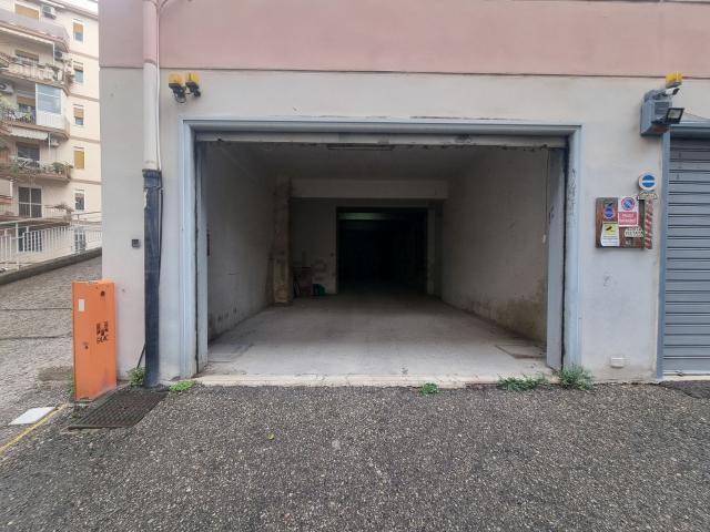 Locale Commerciale in vendita a III Circoscrizione, Messina