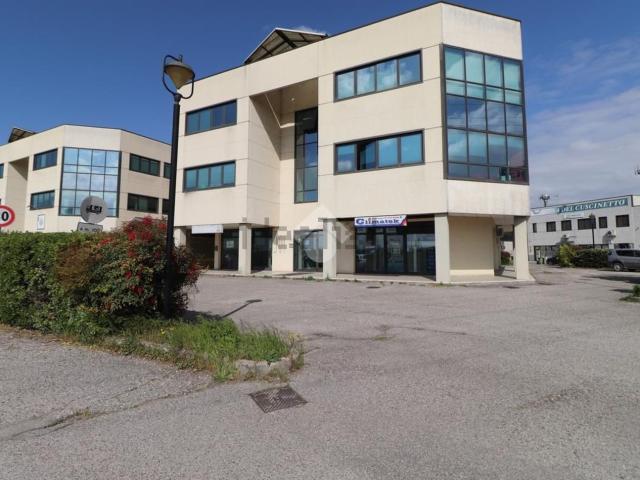 Locale Commerciale in vendita a Marmirolo, Lombardia