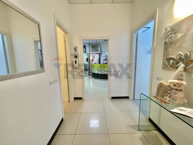 Locale Commerciale in vendita a Lurate Abbate, Lurate Caccivio