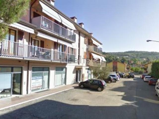 Locale Commerciale in vendita a Mezzane Di Sotto, Veneto