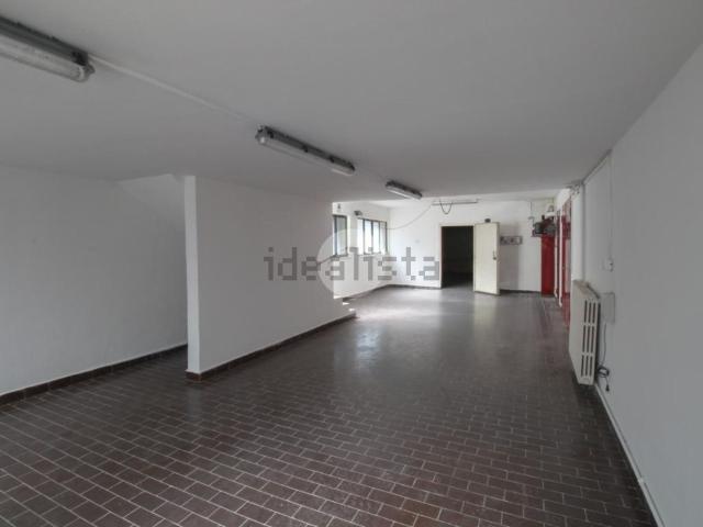Locale Commerciale in vendita a Romano Di Lombardia, Lombardia