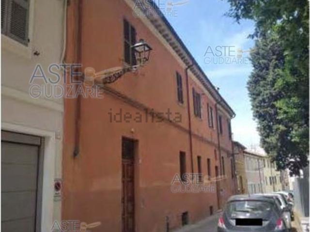 Locale Commerciale in vendita a Centro storico, Pesaro