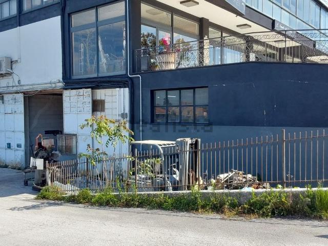 Locale Commerciale in vendita a Marche, Macerata