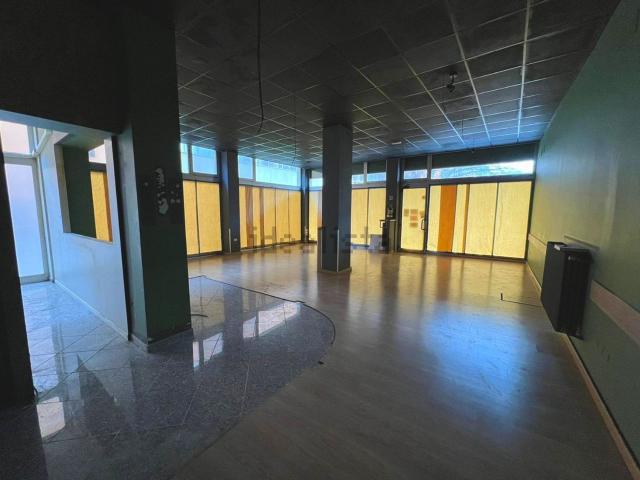 Locale Commerciale in vendita a Centro Storico, Marche